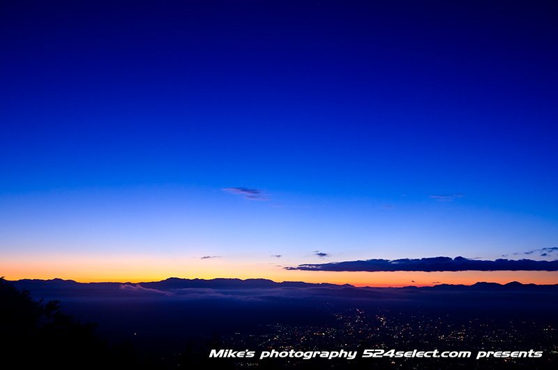 朝の富士山と雲海〜雲の海が照らされる朝日と浮かぶ富士山！眼下に流れる雲が絶景の風景撮影スポット