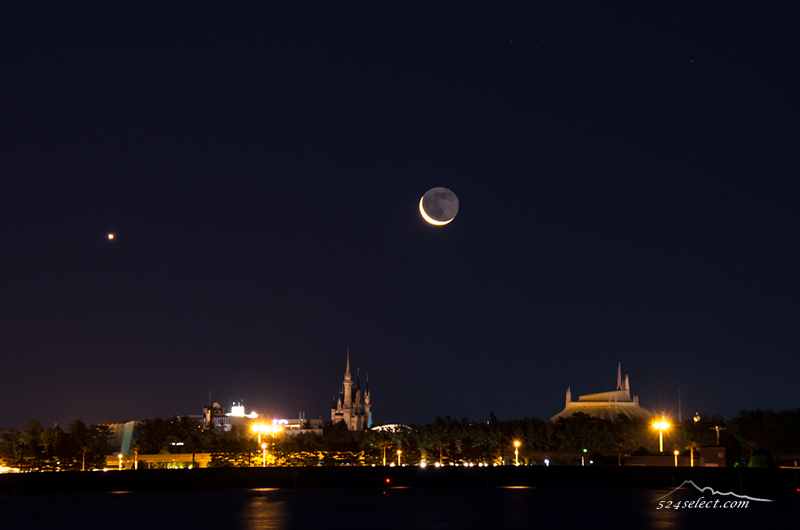 シンデレラ城からの月の出 ロマンチックで幻想的な城と月