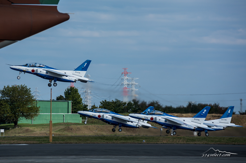 航空祭最大の入間航空祭2014でブルーインパルスを撮影！青空に映えるブルーの軌跡