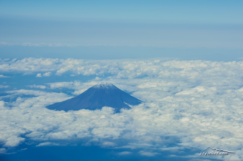 飛行機の窓から広がる風景〜伊豆半島上空からの富士山と雲海！空撮が楽しい飛行機からの撮影