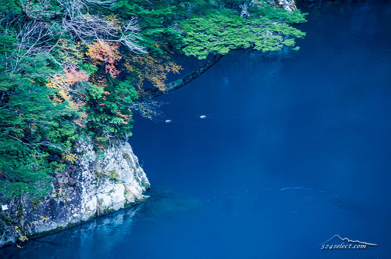 コバルトブルーの大間ダム湖[チンダル湖]天気で色が変化する湖！幻想的な寸又峡のダム湖