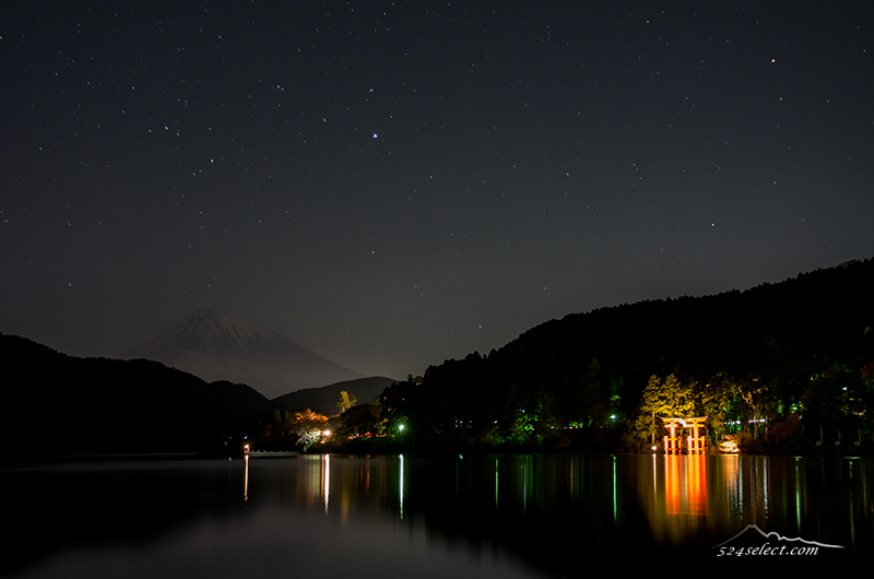 夜の箱根芦ノ湖と星空〜芦ノ湖に映り込む鳥居のライトアップ！富士山も見える星空撮影スポット