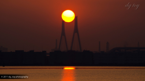 横浜港の朝陽