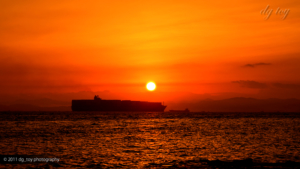 行き交う船と東京湾の日の出