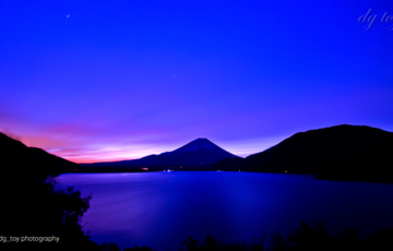 明ける本栖湖と富士