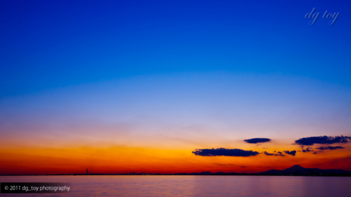 夕焼けの東京湾を眺める
