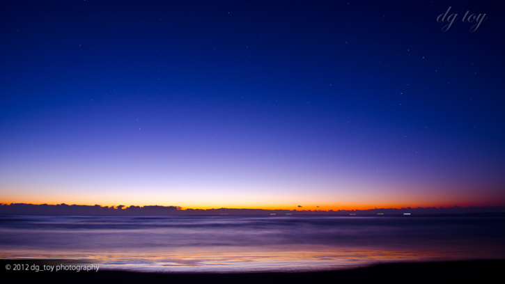砂浜の朝焼け映り色[空の風景]