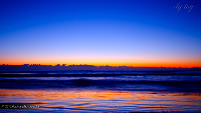砂浜の朝焼け映り色[空の風景]