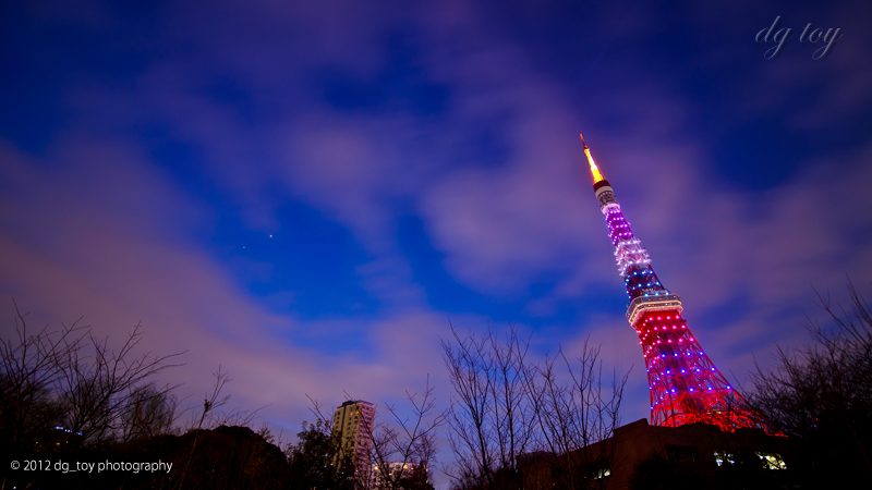 華嵐カラーの東京タワー 空の風景