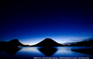 薄明の榛名富士〜青の世界が広がる群馬県の絶景ポイント！榛名湖に映る逆さ榛名富士を撮影