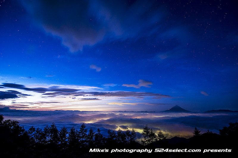 雲海にそびえる夜の富士山！眼下の雲海を照らす街明かりが幻想的！