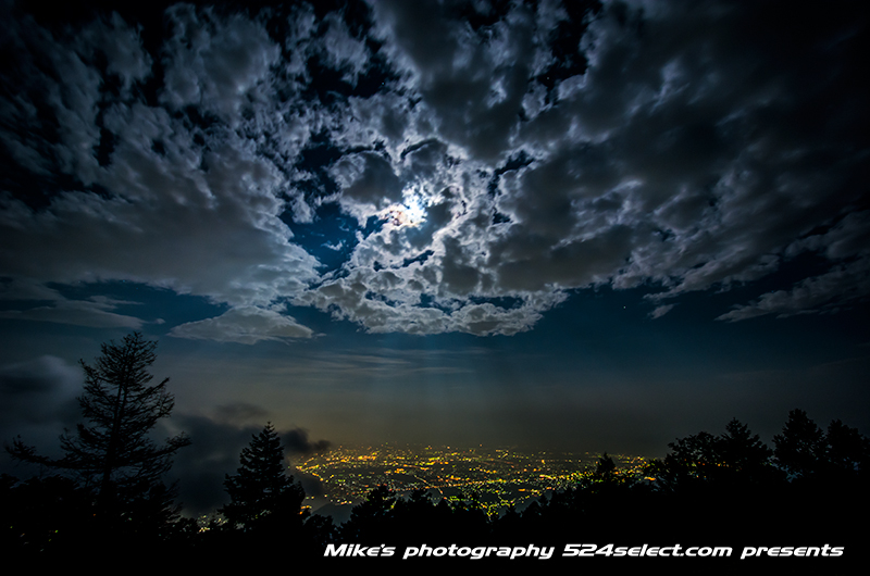 月光の天使の梯子 夜に見える雲から差し込む幻想的な月の光