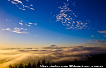 朝の富士山と雲海〜雲の海が照らされる朝日と浮かぶ富士山！眼下に流れる雲が絶景の風景撮影スポット