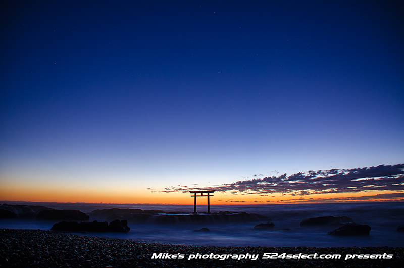 薄明の神磯の鳥居[大洗磯前神社]パワースポット朝の流れ星！海からの日の出を待つ水平線の風景