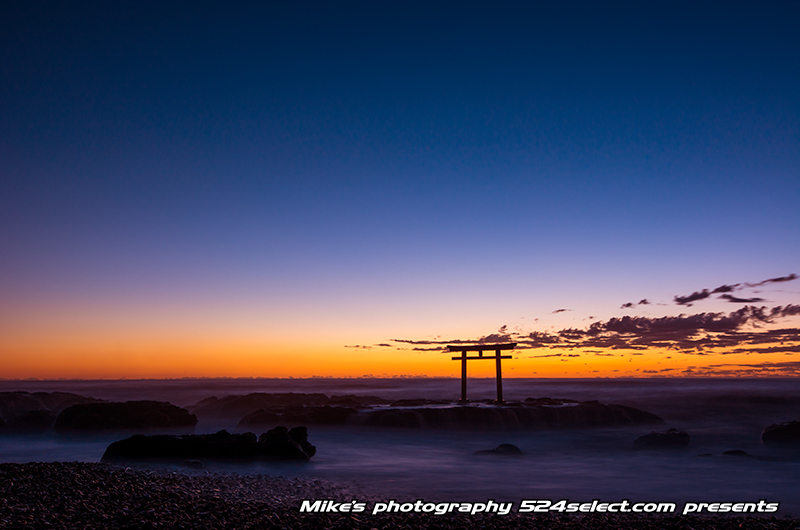 薄明の神磯の鳥居[大洗磯前神社]パワースポット朝の流れ星！海からの日の出を待つ水平線の風景
