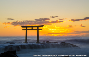 神磯の鳥居と朝日[大洗磯前神社]〜関東初日の出のスポット！海の鳥居と神々しい海からの日の出撮影