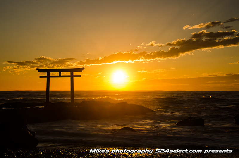 神磯の鳥居と朝日[大洗磯前神社]〜関東初日の出のスポット！海の鳥居と神々しい海からの日の出撮影