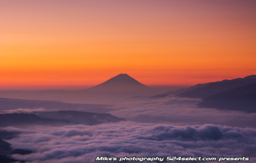 雲海に浮かぶ朝の富士山