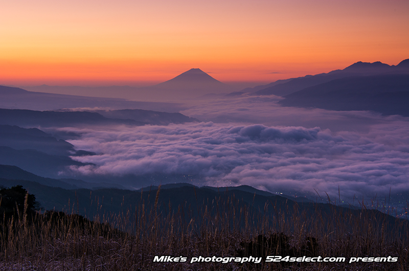 雲海に浮かぶ朝の富士山〜幻想的な雲と富士山そして朝焼け！富士山が雲の中に現れる絶景
