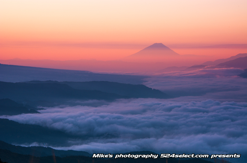 雲海に浮かぶ朝の富士山〜幻想的な雲と富士山そして朝焼け！富士山が雲の中に現れる絶景