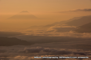 雲海に浮かぶ朝の富士山