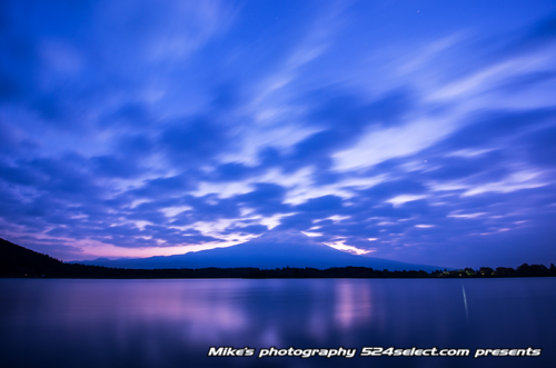 富士の見えない湖畔の朝焼け