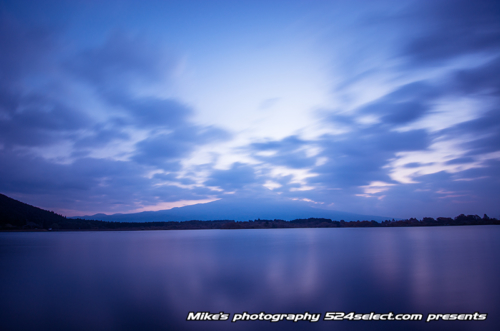 富士の見えない湖畔の朝焼け
