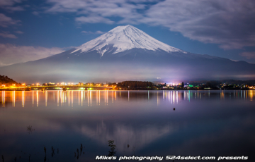 月光に浮かぶ夜の富士山