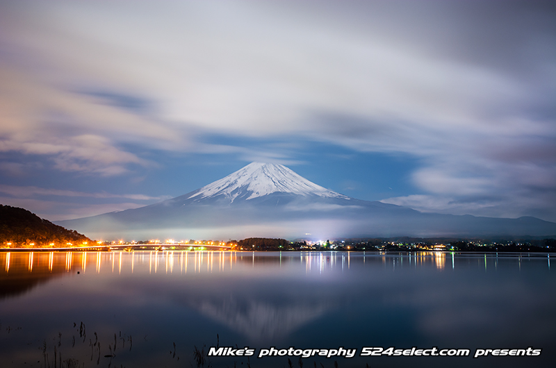 夜の逆さ富士を河口湖で撮る！月光に浮かぶ夜の富士山絶景の景色！