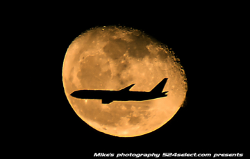 月の出と飛行機