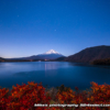 月光に照らされる本栖湖の富士山と星空！月夜に映える冠雪の富士！