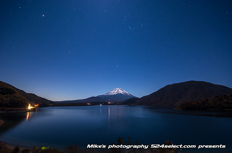 月光に照らされる本栖湖の富士山と星空！月夜に映える冠雪の富士！