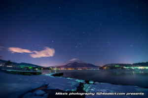 雪の山中湖からの富士山と夜空