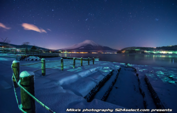 雪の山中湖からの富士山と夜空