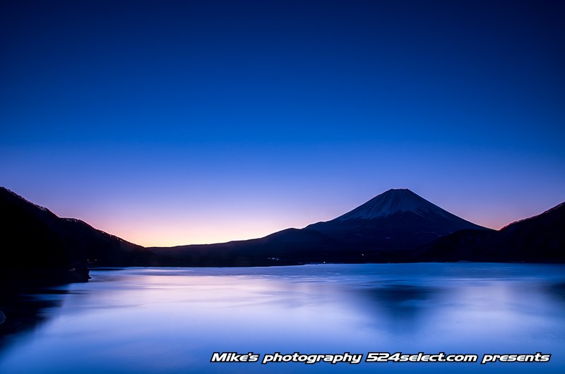 薄明の富士山と本栖湖[Mt.Fuji-japan]