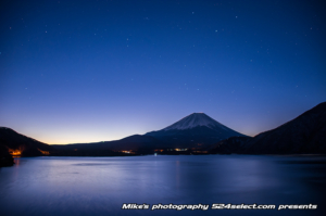 月夜の本栖湖と富士山