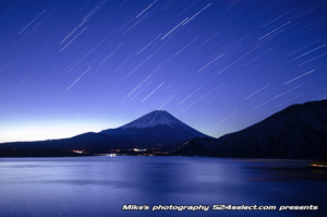 月夜の本栖湖と富士山