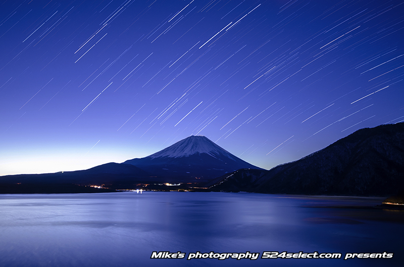 月夜の本栖湖と富士山〜本栖湖面が照らされる夜の富士山撮影！