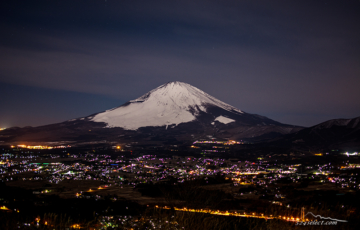 御殿場の街灯りと富士山[誓いの丘]