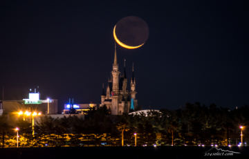 シンデレラ城からの月の出〜ロマンチックで幻想的な城と月の共演！シンデレラ城と月のコラボ撮影