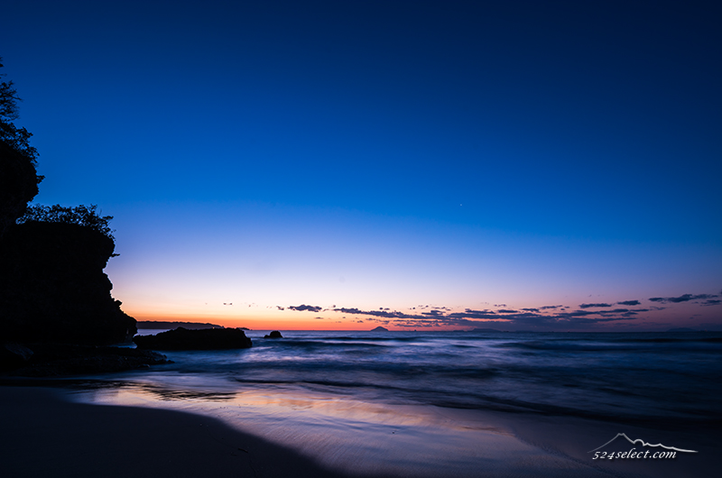 伊豆下田 大浜の朝焼け〜水平線のオレンジが美しい伊豆の海！波の表情と朝焼けが美しい風景