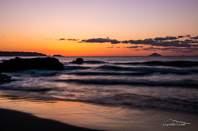 伊豆下田 大浜の朝焼け〜水平線のオレンジが美しい伊豆の海！波の表情と朝焼けが美しい風景