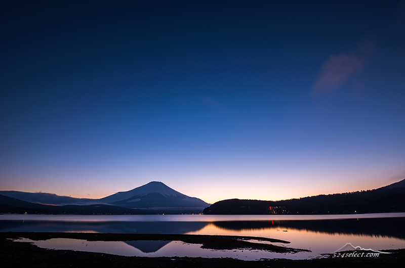 夕薄明の山中湖に映る富士山[Mt.Fuji Yamanaka lakeside Sunset]