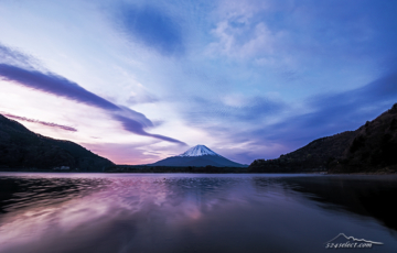 早朝の精進湖と富士山〜流れる雲とゆらぐ湖面と逆さ冨士！春の富士五湖巡りで富士山のある風景を