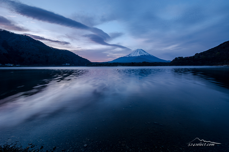 早朝の精進湖と富士山〜流れる雲とゆらぐ湖面と逆さ冨士！春の富士五湖巡りで富士山のある風景を