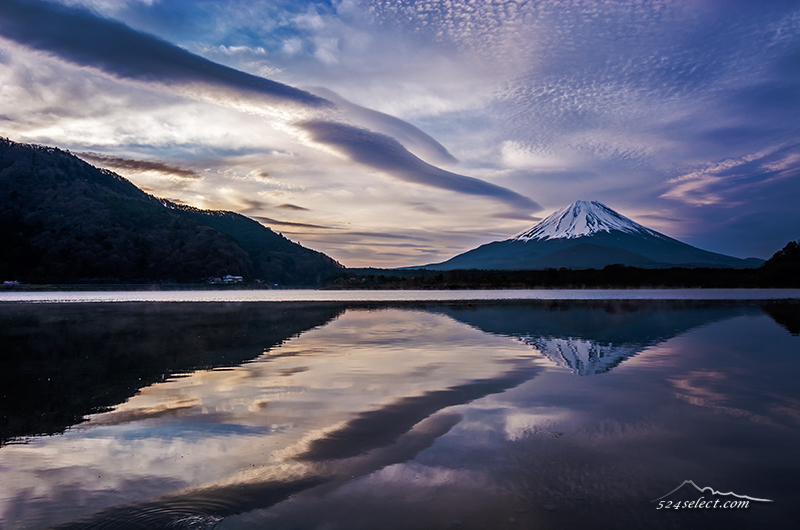 朝の精進湖の逆さ富士〜空と雲リフレクション撮影なら精進湖！雲の流れを捉える鏡面の風景