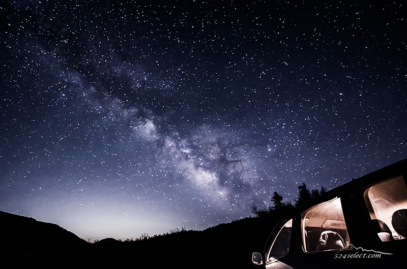 星空の見える峠で車と天の川を撮影〜峠道で楽しむ星空撮影！マイカーと天の川を撮影するひととき