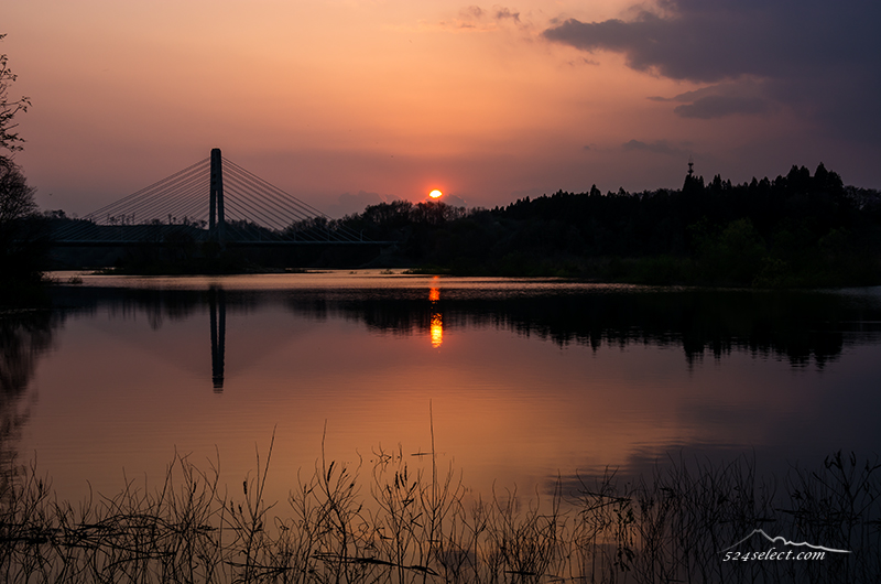ダム湖に映る夕暮れの空〜福島の池で遭遇した夕日を撮影！春の水辺の風景は風も心地よく