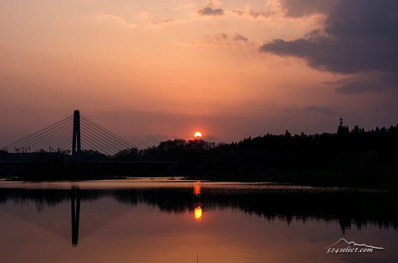 ダム湖に映る夕暮れの空〜福島の池で遭遇した夕日を撮影！春の水辺の風景は風も心地よく