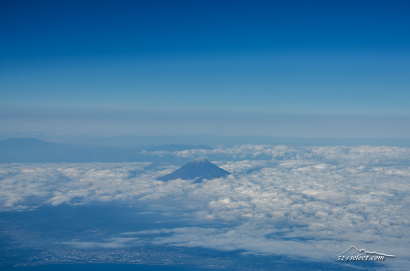飛行機の窓から広がる風景〜伊豆半島上空からの富士山と雲海！空撮が楽しい飛行機からの撮影